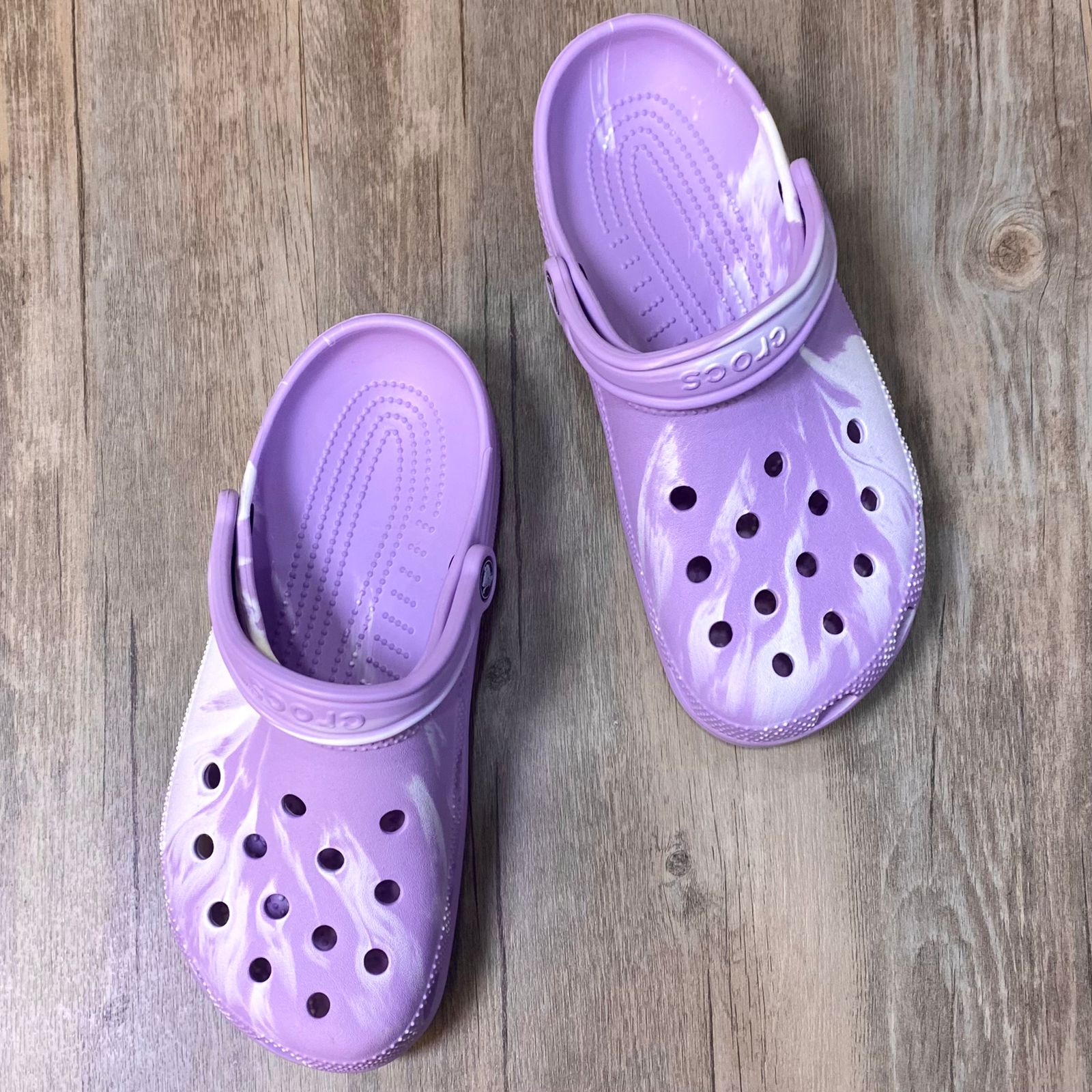 Dép Crocs Classic Roomyfit Loang HN2 White/Purple